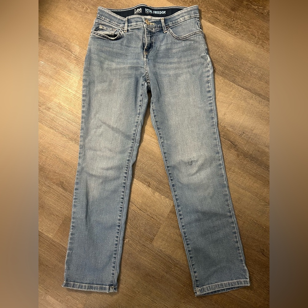 LEE TOTAL FREEDOM WOMENS STRAIGHT-LEG JEANS SIZE 4// ALWAYS ACCEPTING OFFERS✨✨✨